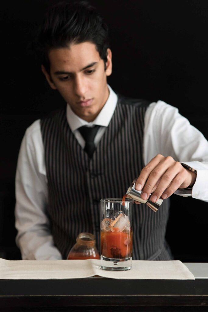 Élève barman préparant un cocktail au bar d'application