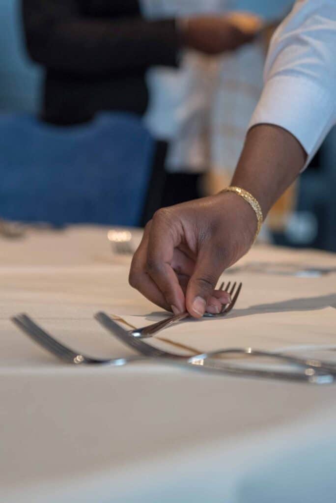Mise en place des couverts sur une table du restaurant d'application