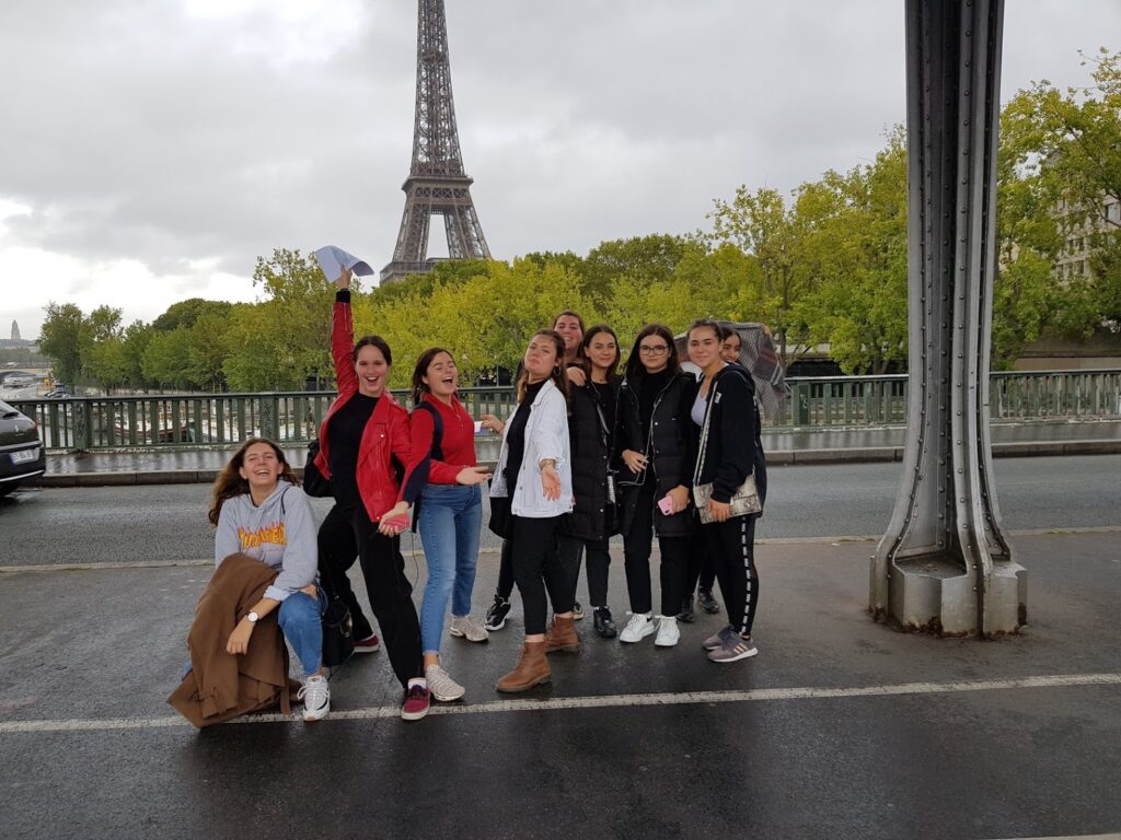 Étudiants de BTS Tourisme devant la tour Eiffel lors de leur journée d’intégration