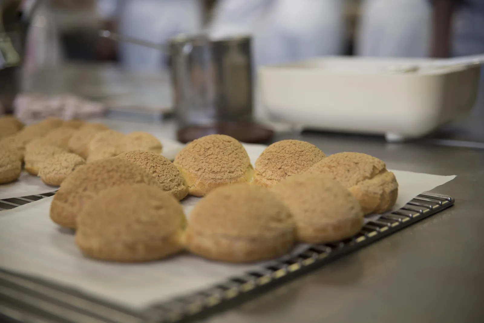 Brioches sorties du four en pâtisserie