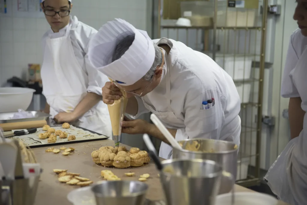 Élève à la poche à douille en pâtisserie