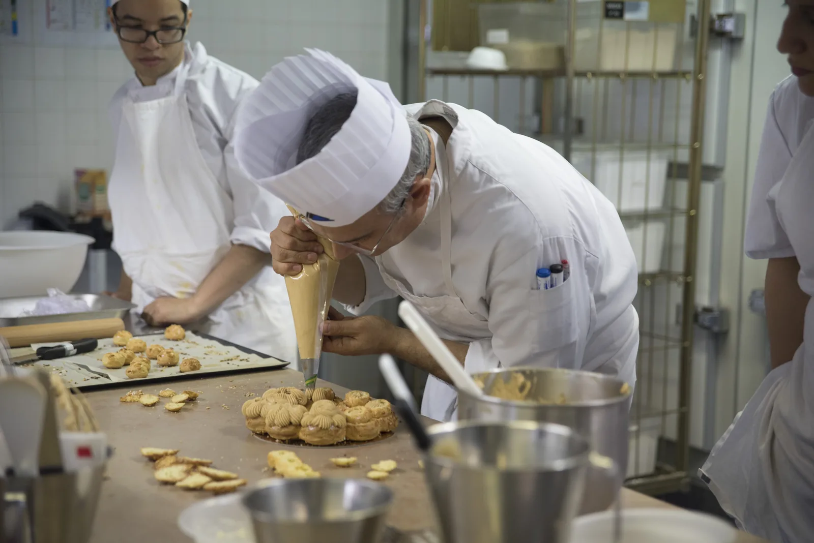 Élève à la poche à douille en pâtisserie